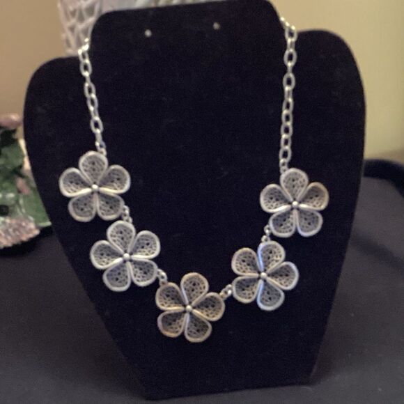 Silvertone Filagree Flowers Necklace - Picture 1 of 7